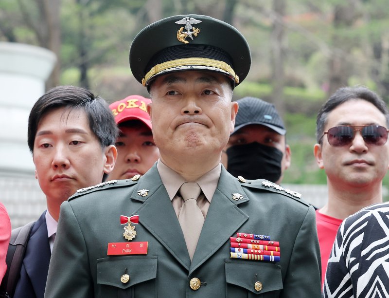 해병대 '채 상병 순직 사건'과 관련해 항명 및 상관명예훼손 혐의로 기소된 박정훈 전 해병대 수사단장(대령)이 18일 서울 서초구 서울고등법원에서 항소심 공판준비기일에 출석하고 있다. 2025.4.18/뉴스1 ⓒ News1 박세연 기자