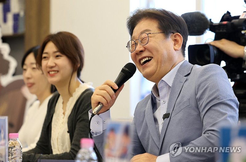 대구서 활짝 웃는 이재명 전 대표 (출처=연합뉴스)