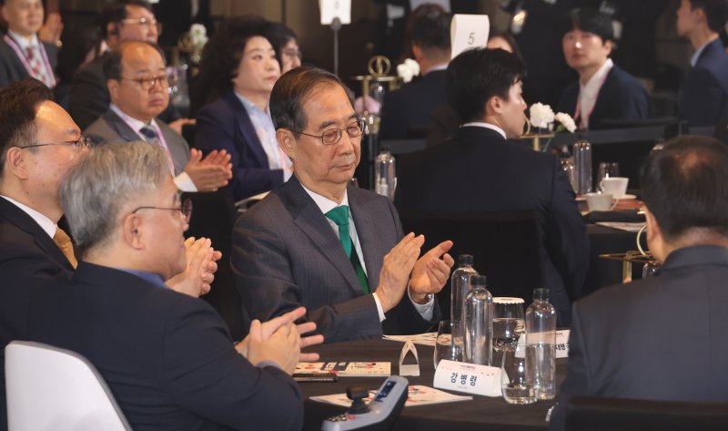 [서울=뉴시스] 조수정 기자 = 한덕수 대통령 권한대행 국무총리가 18일 서울 페어몬트 앰배서더 호텔에서 열린 장애인의 날 기념식에서 박수치고 있다.(대통령실통신사진기자단) 2025.04.18. chocrystal@newsis.com
