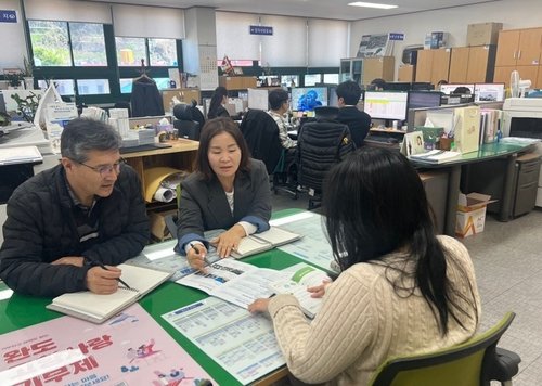 귀농귀어 정책 설명하는 송윤희(중앙) 귀촌지원팀장 (출처=연합뉴스)