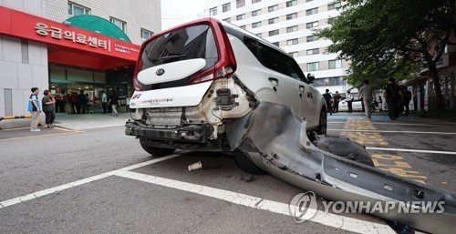 국립중앙의료원에 택시 돌진 (출처=연합뉴스)