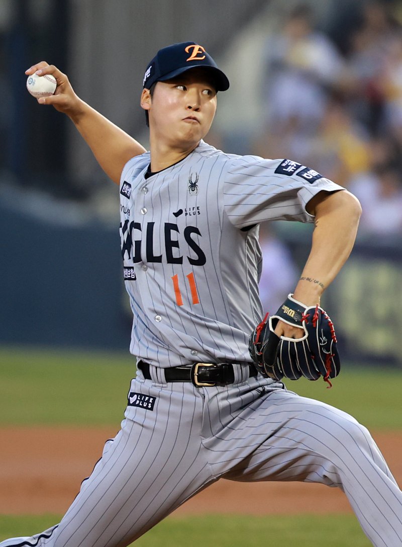 26일 서울 송파구 잠실야구장에서 열린 '2025 신한 SOL 뱅크 KBO리그' 한화 이글스와 LG 트윈스의 경기, 한화 선발 엄상백이 1회말 등판해 힘차게 공을 던지고 있다. 2025.3.26/뉴스1 ⓒ News1 김진환 기자