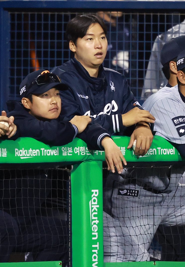 26일 서울 송파구 잠실야구장에서 열린 '2025 신한 SOL 뱅크 KBO리그' 한화 이글스와 LG 트윈스의 경기, 4.2이닝 2실점으로 패전투수가 된 한화 엄상백을 비롯한 선수들이 굳은 표정으로 9회초 경기를 지켜보고 있다. 2025.3.26/뉴스1 ⓒ News1 김진환 기자