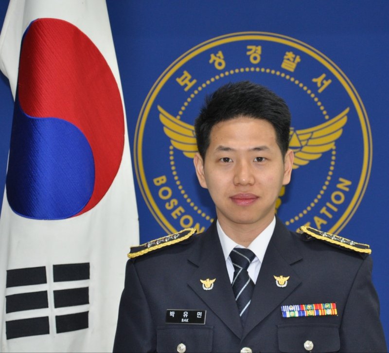 [보성=뉴시스] 지난 16일 오후 전남 보성군 보성읍 한 주택 화재 현장에서 95세 할머니를 구한 보성경찰서 읍내파출소 박유민 경위. (사진 = 본인 제공) 2025.04.18. photo@newsis.com *재판매 및 DB 금지