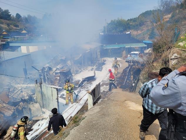 [보성=뉴시스] 지난 16일 오후 전남 보성군 보성읍 한 주택에서 불이 나 소방당국이 화재를 진압하고 있다. (사진 = 보성경찰서 제공) 2025.04.18. photo@newsis.com *재판매 및 DB 금지