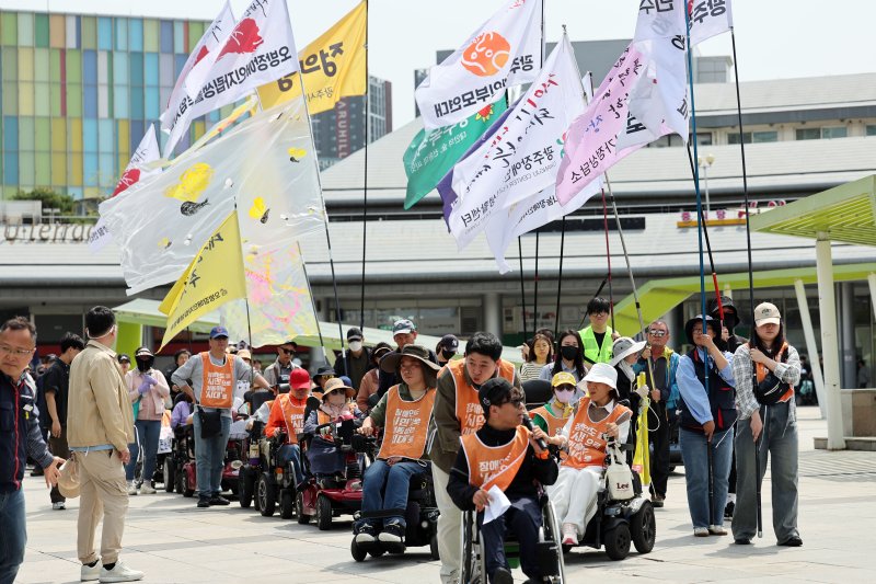 장애인의 날을 이틀 앞둔 18일 광주 서구 광천동에서 장애인 차별 철폐연대 활동가들이 장애인 권리 확대를 촉구하는 기자회견 후 행진하고 있다. 2025.4.18/뉴스1 ⓒ News1 박지현 기자