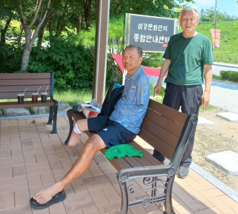 [서울=뉴시스] 이범식 한국장애인IT복지협회장이 지난해 전국 종주 중 휴식을 취하는 모습. (사진=서보균 전 경주교도소장 제공) 2025.04.18. nowest@newsis.com *재판매 및 DB 금지
