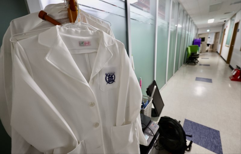 [서울=뉴시스] 김명년 기자 = 17일 정부가 내년도 의과대학 모집인원을 증원 이전 수준인 3058명으로 확정했다. 이는 정부가 지난달 말까지 의대생들이 전원 복귀할 경우, 내년 의대 모집인원을 증원 전으로 되돌리겠다고 밝힌 데 따른 후속 조치다. 이날 오후 서울시내 한 의과대학에 가운이 걸려있다. 2025.04.17. kmn@newsis.com