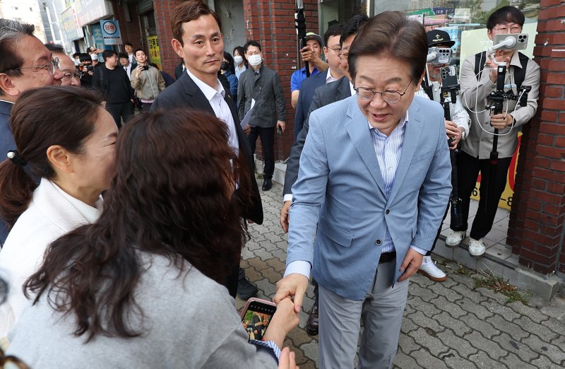 [대구=뉴시스] 이무열 기자 = 이재명 제21대 대통령 선거 더불어민주당 경선 후보가 18일 대구 북구 협동조합 소이랩에서 열린 K-콘텐츠 기업 간담회에 참석하기 전 지지자들과 인사하고 있다. 2025.04.18. lmy@newsis.com