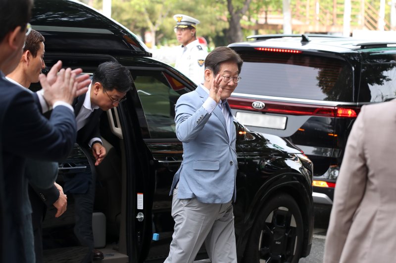 [대구=뉴시스] 이무열 기자 = 이재명 제21대 대통령 선거 더불어민주당 경선 후보가 18일 대구 북구 협동조합 소이랩에서 열린 K-콘텐츠 기업 간담회에 참석하기 전 지지자들에게 인사하고 있다. 2025.04.18. lmy@newsis.com