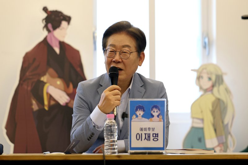 [대구=뉴시스] 이무열 기자 = 이재명 제21대 대통령 선거 더불어민주당 경선 후보가 18일 대구 북구 협동조합 소이랩에서 열린 K-콘텐츠 기업 간담회에서 발언하고 있다. 2025.04.18. lmy@newsis.com
