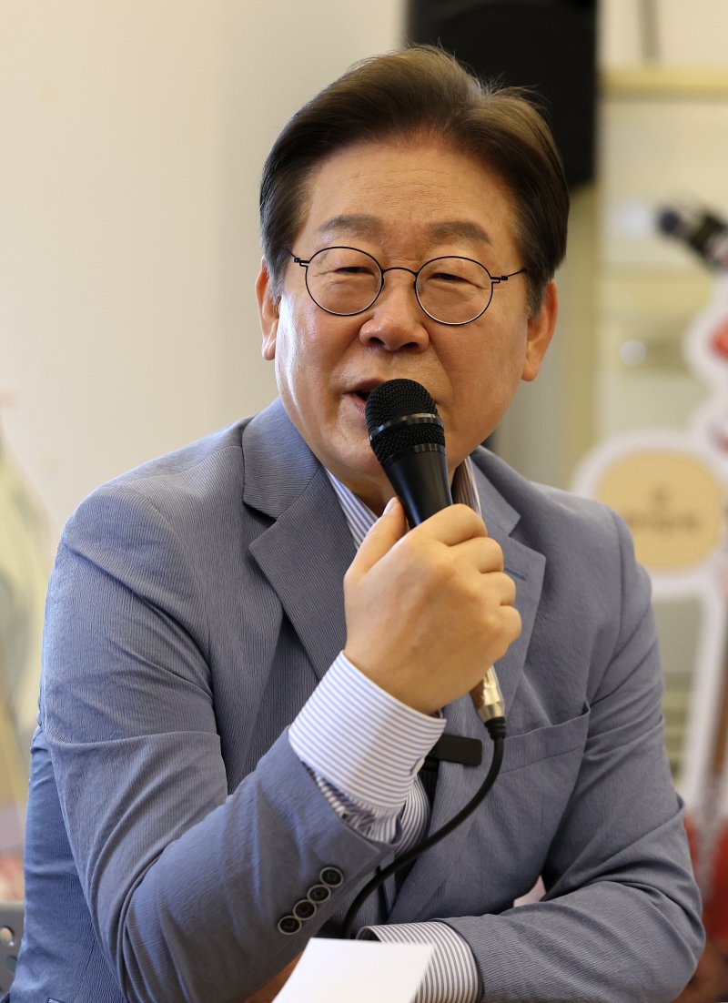 [대구=뉴시스] 이무열 기자 = 이재명 제21대 대통령 선거 더불어민주당 경선 후보가 18일 대구 북구 협동조합 소이랩에서 열린 K-콘텐츠 기업 간담회에서 발언하고 있다. 2025.04.18. lmy@newsis.com