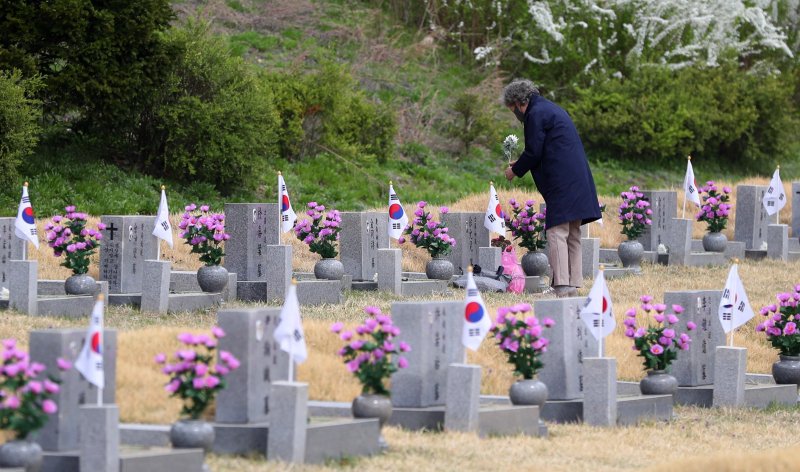 [서울=뉴시스] 김혜진 기자 = 4.19 혁명 기념일을 하루 앞둔 18일 오전 서울 강북구 국립 4.19민주묘지에서 유족이 참배하고 있다. 2025.04.18. jini@newsis.com