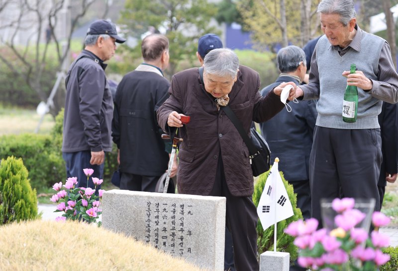 [서울=뉴시스] 김혜진 기자 = 4·19혁명 기념일을 하루 앞둔 18일 서울 강북구 국립4.19 민주묘지를 찾은 서울고 9회 졸업생들이 1960년 4월 19일 중앙청 앞에서 시위를 하다 희생된 동문의 묘소를 참배하고 있다. (공동취재) 2025.04.18. photo@newsis.com