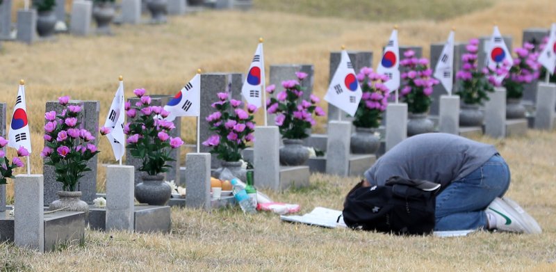 [서울=뉴시스] 김혜진 기자 = 4.19 혁명 기념일을 하루 앞둔 18일 오전 서울 강북구 국립 4.19민주묘지에서 유족이 참배하고 있다. 2025.04.18. jini@newsis.com