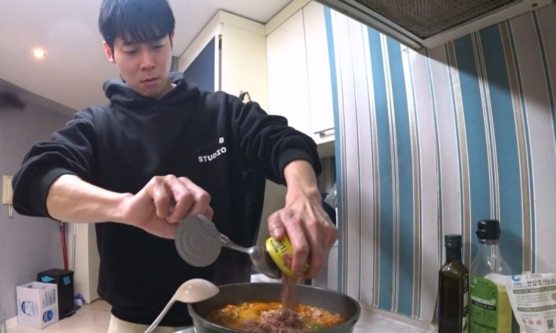 '나혼산' 대니구, 참치 3캔 투척 김치찌개…순식간에 해치운 먹방