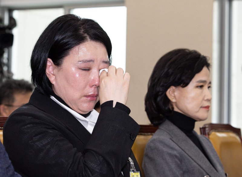 직장 내 괴롭힘으로 숨진 기상캐스터 고(故) 오요안나 씨의 어머니인 장연미 씨가 18일 오전 서울 여의도 국회에서 열린 제424회 국회(임시회) 과학기술방송통신위원회 제2차 전체회의에서 눈물을 흘리고 있다. 2025.4.18/뉴스1 ⓒ News1 이재명 기자