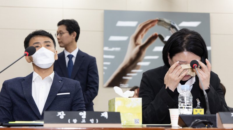 직장 내 괴롭힘으로 숨진 기상캐스터 고(故) 오요안나 씨의 어머니인 장연미 씨가 18일 오전 서울 여의도 국회에서 열린 제424회 국회(임시회) 과학기술방송통신위원회 제2차 전체회의에서 김장겸 국민의힘 의원이 준비한 전화 통화 내용을 들으며 눈물을 흘리고 있다. 2025.4.18/뉴스1 ⓒ News1 이재명 기자