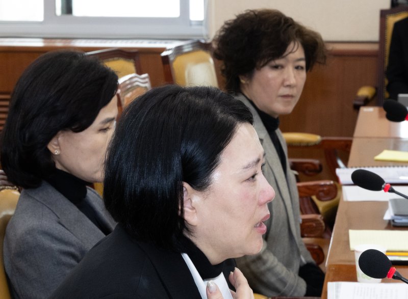 직장 내 괴롭힘으로 숨진 기상캐스터 고(故) 오요안나 씨의 어머니인 장연미 씨가 18일 오전 서울 여의도 국회에서 열린 제424회 국회(임시회) 과학기술방송통신위원회 제2차 전체회의에서 눈물을 흘리며 의원 질의에 답변하고 있다. 사진 오른쪽은 박미나 MBC 경영본부장. 2025.4.18/뉴스1 ⓒ News1 이재명 기자