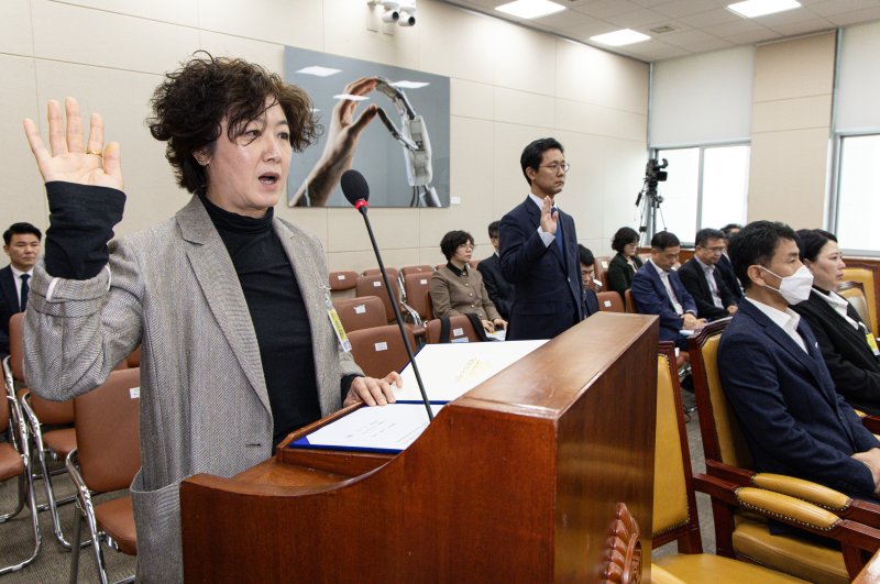 박미나 MBC 경영본부장(왼쪽)과 전상범 변호사가 18일 오전 서울 여의도 국회에서 열린 제424회 국회(임시회) 과학기술방송통신위원회 제2차 전체회의에서 증인선서를 하고 있다. 2025.4.18/뉴스1 ⓒ News1 이재명 기자