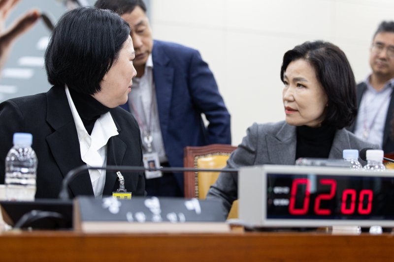 직장 내 괴롭힘으로 숨진 기상캐스터 고(故) 오요안나 씨의 어머니인 장연미 씨와 이진숙 방송통신위원회 위원장이 18일 오전 서울 여의도 국회에서 열린 제424회 국회(임시회) 과학기술방송통신위원회 제2차 전체회의에서 대화를 하고 있다. 2025.4.18/뉴스1 ⓒ News1 이재명 기자