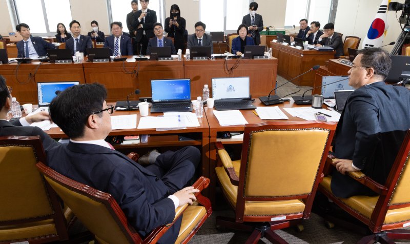 18일 오전 서울 여의도 국회에서 열린 제424회 국회(임시회) 과학기술방송통신위원회 제2차 전체회의에 박정훈 국민의힘 의원의 질의 화면을 두고 여야 의원들이 언쟁을 벌이고 있다. 2025.4.18/뉴스1 ⓒ News1 이재명 기자