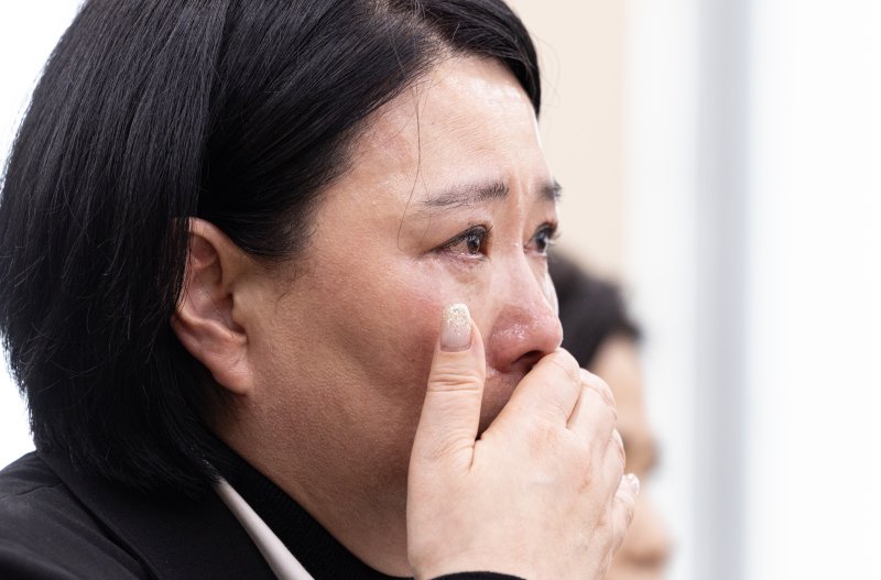 직장 내 괴롭힘으로 숨진 기상캐스터 고(故) 오요안나 씨의 어머니인 장연미 씨가 18일 오전 서울 여의도 국회에서 열린 제424회 국회(임시회) 과학기술방송통신위원회 제2차 전체회의에서 눈물을 흘리고 있다. 2025.4.18/뉴스1 ⓒ News1 이재명 기자