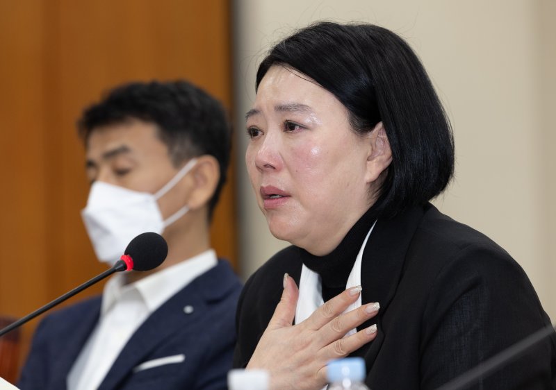 직장 내 괴롭힘으로 숨진 기상캐스터 고(故) 오요안나 씨의 어머니인 장연미 씨가 18일 오전 서울 여의도 국회에서 열린 제424회 국회(임시회) 과학기술방송통신위원회 제2차 전체회의에서 눈물을 흘리며 의원 질의에 답변하고 있다. 2025.4.18/뉴스1 ⓒ News1 이재명 기자