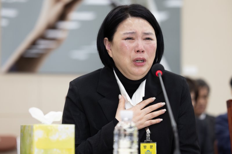 직장 내 괴롭힘으로 숨진 기상캐스터 고(故) 오요안나 씨의 어머니인 장연미 씨가 18일 오전 서울 여의도 국회에서 열린 제424회 국회(임시회) 과학기술방송통신위원회 제2차 전체회의에서 눈물을 흘리며 의원 질의에 답변하고 있다. 2025.4.18/뉴스1 ⓒ News1 이재명 기자