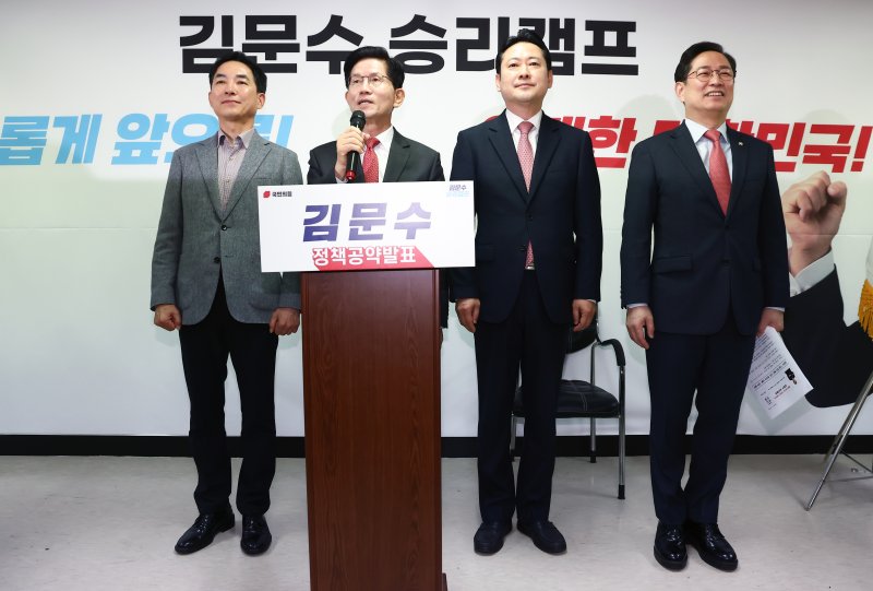 김문수 국민의힘 대선 경선 후보가 18일 오전 서울 여의도 선거사무소에서 열린 경제살리기 공약 발표 기자회견에서 박수영 의원(오른쪽부터), 장동혁 총괄선대본부장, 박민식 전략기획본부장을 소개하고 있다. 2025.4.18/뉴스1 ⓒ News1 김민지 기자