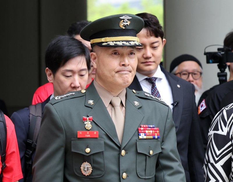 [서울=뉴시스] 김금보 기자 = 해병대원 순직 사고와 관련해 항명 등 혐의를 받는 박정훈 전 해병대 수사단장(대령)이 18일 서울 서초구 서울고등법원에서 열린 항소심 공판준비기일에 출석하고 있다. 2025.04.18. kgb@newsis.com