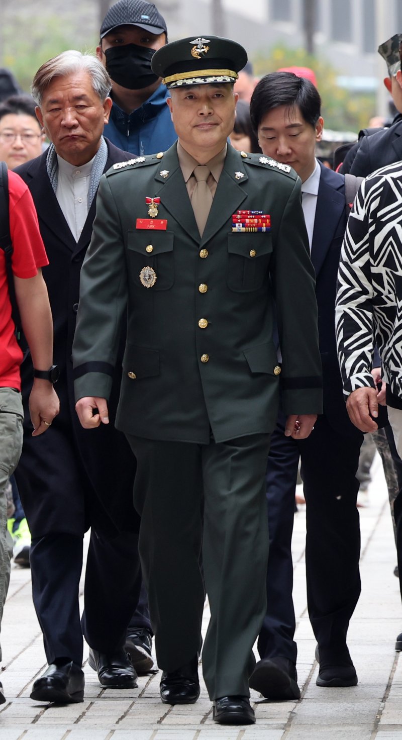 [서울=뉴시스] 김금보 기자 = 해병대원 순직 사고와 관련해 항명 등 혐의를 받는 박정훈 전 해병대 수사단장(대령)이 18일 서울 서초구 서울고등법원에서 열린 항소심 공판준비기일에 출석하고 있다. 2025.04.18. kgb@newsis.com