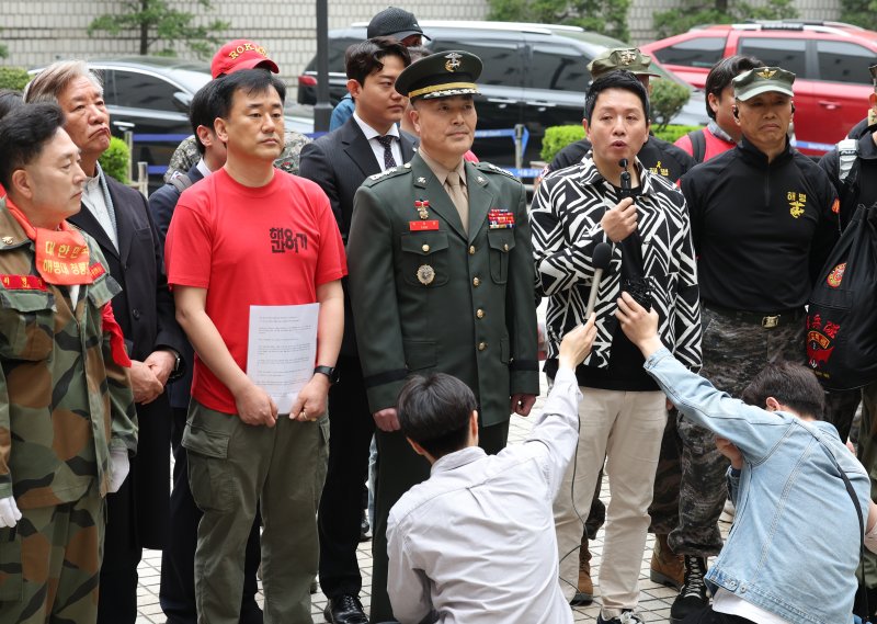 [서울=뉴시스] 김금보 기자 = 임태훈 군인권센터 소장이 18일 서울 서초구 서울고등법원에서 열린 박정훈 전 해병대 수사단장(대령)의 항명 등 혐의 항소심 공판준비기일 출석길 기자회견에서 발언을 하고 있다. 2025.04.18. kgb@newsis.com