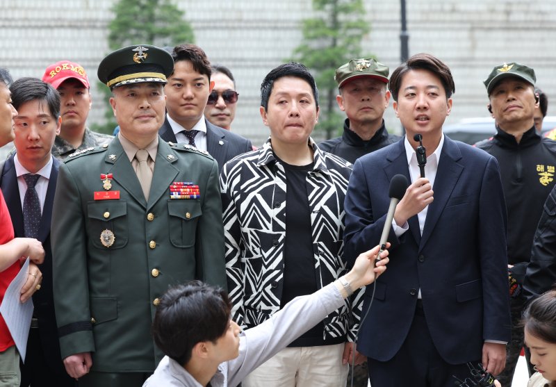 [서울=뉴시스] 김금보 기자 = 이준석 개혁신당 대선 예비후보가 18일 서울 서초구 서울고등법원에서 열린 박정훈 전 해병대 수사단장(대령)의 항명 등 혐의 항소심 공판준비기일 출석길 기자회견에서 발언을 하고 있다. 2025.04.18. kgb@newsis.com
