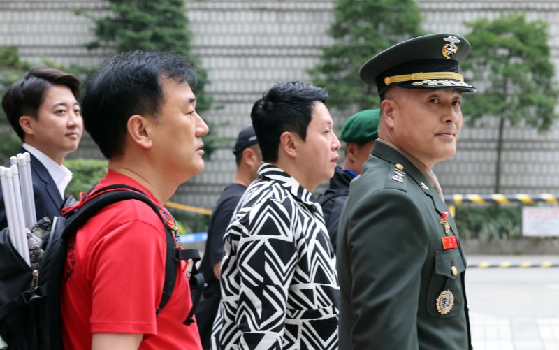 [서울=뉴시스] 김금보 기자 = 해병대원 순직 사고와 관련해 항명 등 혐의를 받는 박정훈 전 해병대 수사단장(대령)이 18일 서울 서초구 서울고등법원에서 열린 항소심 공판준비기일에 출석하고 있다. 2025.04.18. kgb@newsis.com