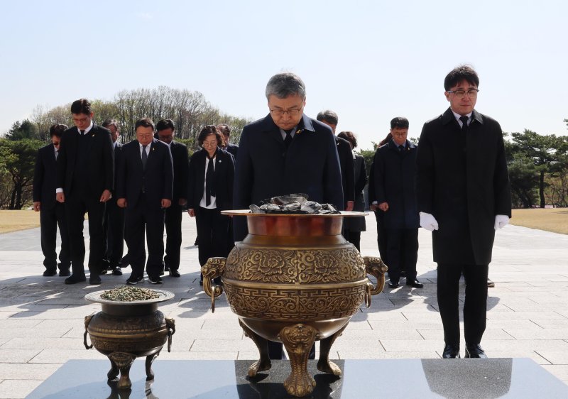 [서울=뉴시스] 정근식 서울시교육감이 4·19 혁명 65주년을 맞아 지난 15일 서울 강북구 국립 4·19민주묘지를 참배하는 모습. (사진=서울시교육청 제공) 2025.04.15. photo@newsis.com *재판매 및 DB 금지