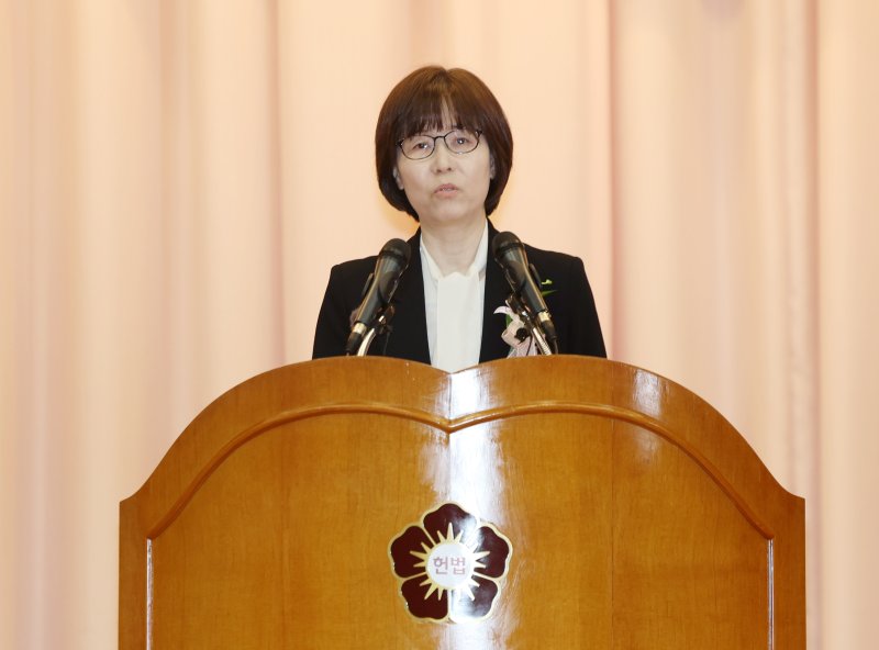 [서울=뉴시스] 김명년 기자 = 이미선 헌법재판관이 18일 오전 서울 종로구 헌법재판소에서 열린 퇴임식에서 퇴임사를 하고 있다. 2025.04.18. kmn@newsis.com