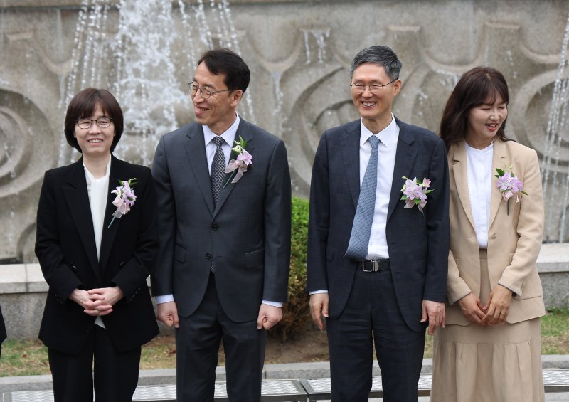 [서울=뉴시스] 김명년 기자 = 문형배 헌법재판소장 권한대행과 이미선 헌법재판관이 18일 오전 서울 종로구 헌법재판소에서 열린 퇴임식을 마치고 환하게 웃고 있다. 2025.04.18. kmn@newsis.com