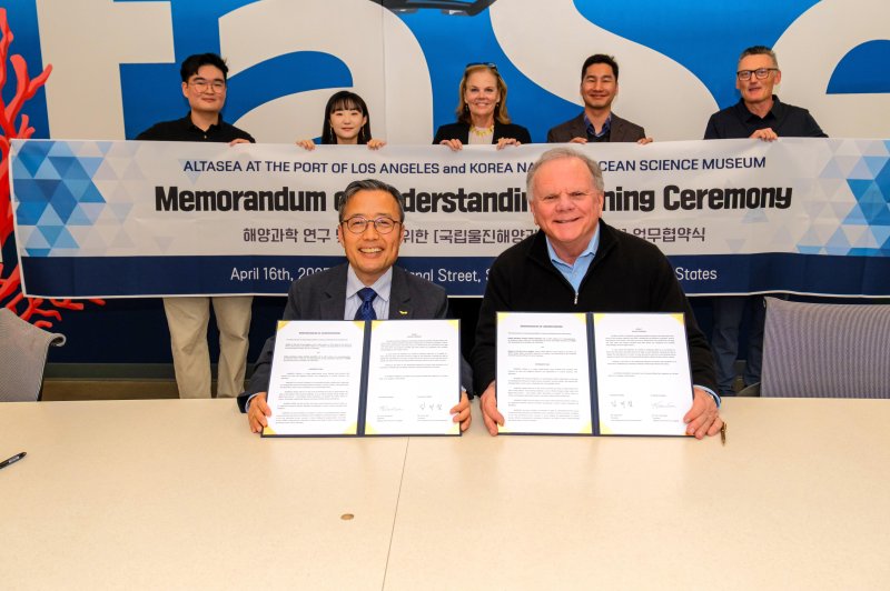 [서울=뉴시스] 왼쪽부터 국립해양과학관 김외철 관장, AltaSea 해양연구소 CEO Terry Tamminen.