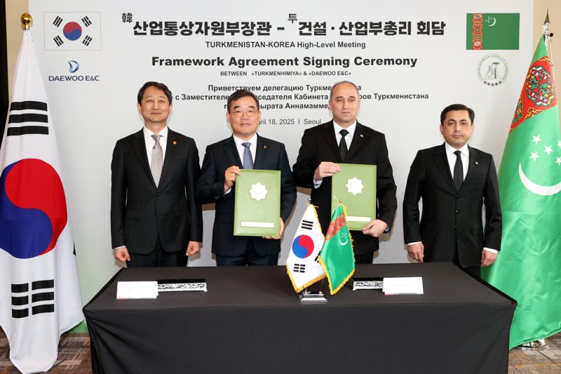 대우건설 김보현 사장과 도브란겔디 사파예프 (Dovrangeldi Sapbayev) 투르크메니스탄 국영화학공사 회장이 기본합의서에 서명하고 있다. (사진=대우건설 제공) *재판매 및 DB 금지