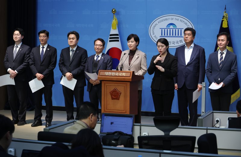 [서울=뉴시스] 고승민 기자 = 전현희 더불어민주당 정치테러대책위원장과 위원들이 18일 서울 여의도 국회 소통관에서 야당 대선후보들에 대한 테러 예비·음모 우려 및 신변보호 강화를 촉구하는 기자회견을 하고 있다. 2025.04.18. kkssmm99@newsis.com