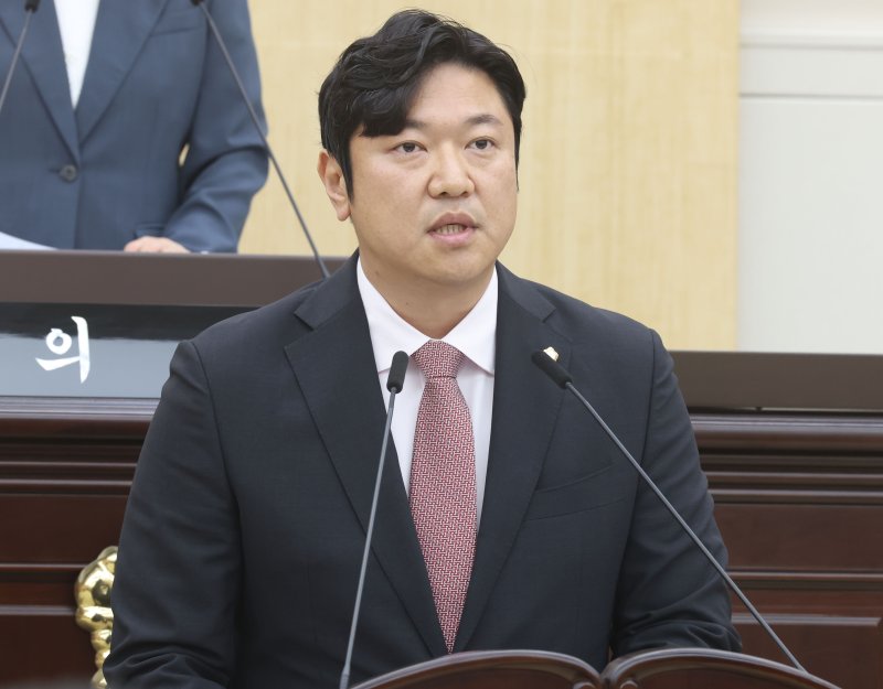 [대전=뉴시스] 조명휘 기자 = 박철용(국민의힘·나선거구) 대전 동구의원이 18일 제285회 임시회 제2차 본회의에서 구정질의를 하고 있다. (사진= 동구의회 제공) 2025.04.18. photo@newsis.com *재판매 및 DB 금지