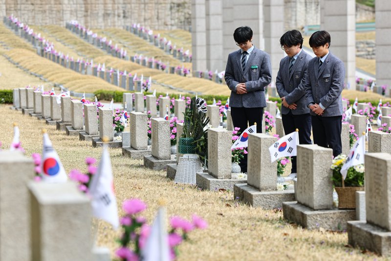 4·19혁명 기념일을 하루 앞둔 18일 서울 강북구 국립 4·19 민주묘지에서 인창고등학교 학생들이 선배의 묘역에서 참배하고 있다. 2025.4.18/뉴스1 ⓒ News1 김도우 기자