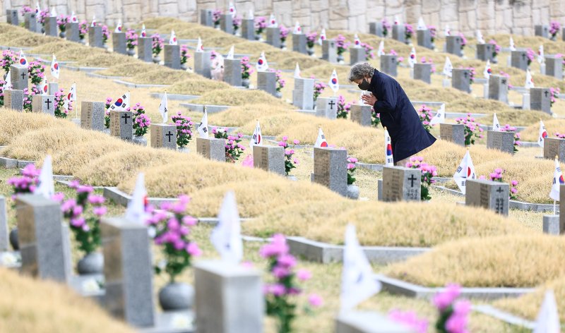 4·19혁명 기념일을 하루 앞둔 18일 서울 강북구 국립 4·19 민주묘지에서 유가족이 참배하고 있다. 2025.4.18/뉴스1 ⓒ News1 김도우 기자
