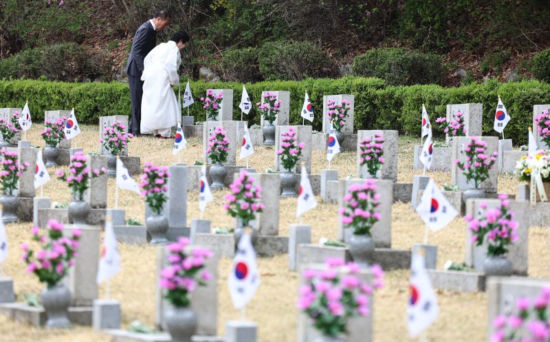 4·19혁명 기념일을 하루 앞둔 18일 서울 강북구 국립 4·19 민주묘지에서 유가족이 참배하고 있다. 2025.4.18/뉴스1 ⓒ News1 김도우 기자