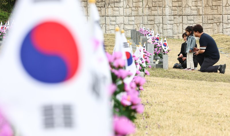 4·19혁명 기념일을 하루 앞둔 18일 서울 강북구 국립 4·19 민주묘지에서 한 부모가 아이에게 4·19 혁명에 대해 알려주고 있다. 2025.4.18/뉴스1 ⓒ News1 김도우 기자