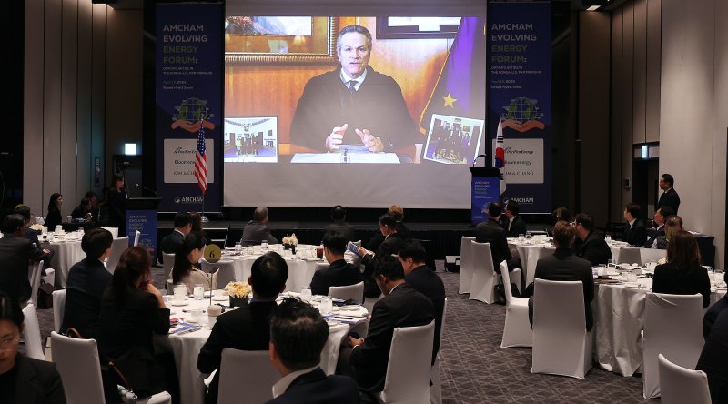 18일 서울 용산구 그랜드 하얏트 호텔에서 열린 주한미국상공회의소(AMCHAM·암참) 주최 '에너지 혁신 포럼'에서 마이크 던리비 알래스카 주지사의 영상 축사가 송출되고 있다. 2025.4.18/뉴스1 ⓒ News1 김진환 기자