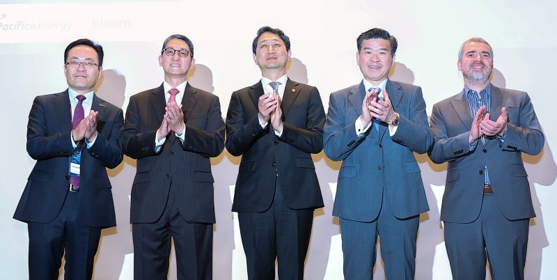 안덕근 산업통상자원부 장관(가운데)과 제임스 김 주한미국상공회의소(AMCHAM·암참) 회장(왼쪽 네 번째)을 비롯한 참석자들이 18일 서울 용산구 그랜드 하얏트 호텔에서 열린 '에너지 혁신 포럼'에서 기념 촬영을 하고 있다. 2025.4.18/뉴스1 ⓒ News1 김진환 기자