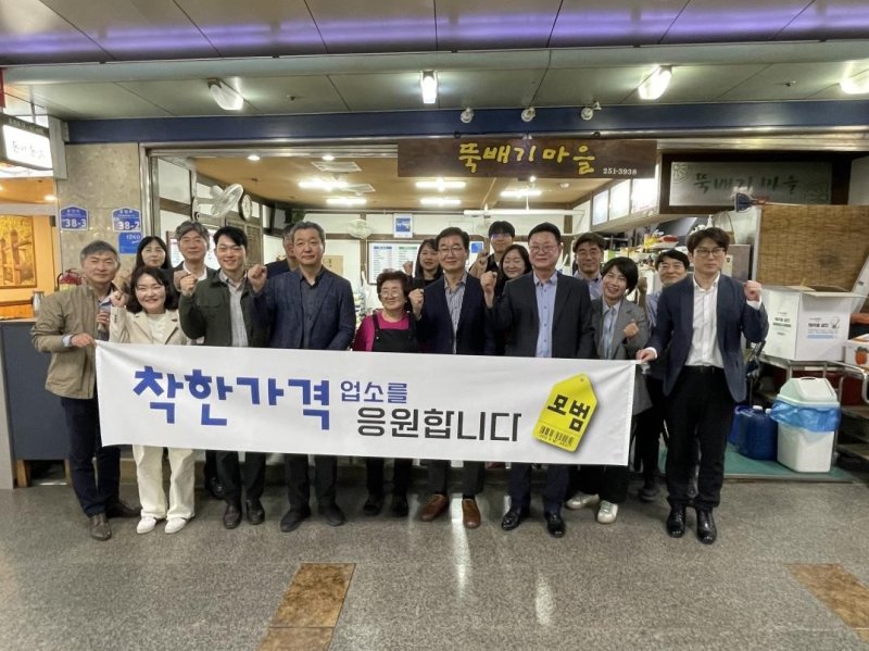 강원도와 한국은행 강원본부는 18일 춘천 지하상가의 착한가격업소를 방문해 오찬을 진행하는 등 착한가격업소 응원에 동참했다.(강원도 제공. 재판매 및 DB금지)/뉴스1