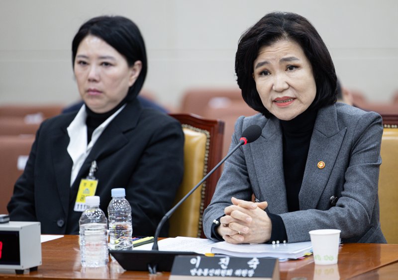 이진숙 방송통신위원회 위원장이 18일 오전 서울 여의도 국회에서 열린 제424회 국회(임시회) 과학기술방송통신위원회 제2차 전체회의에서 의원 질의에 답변하고 있다. 2025.4.18/뉴스1 ⓒ News1 이재명 기자